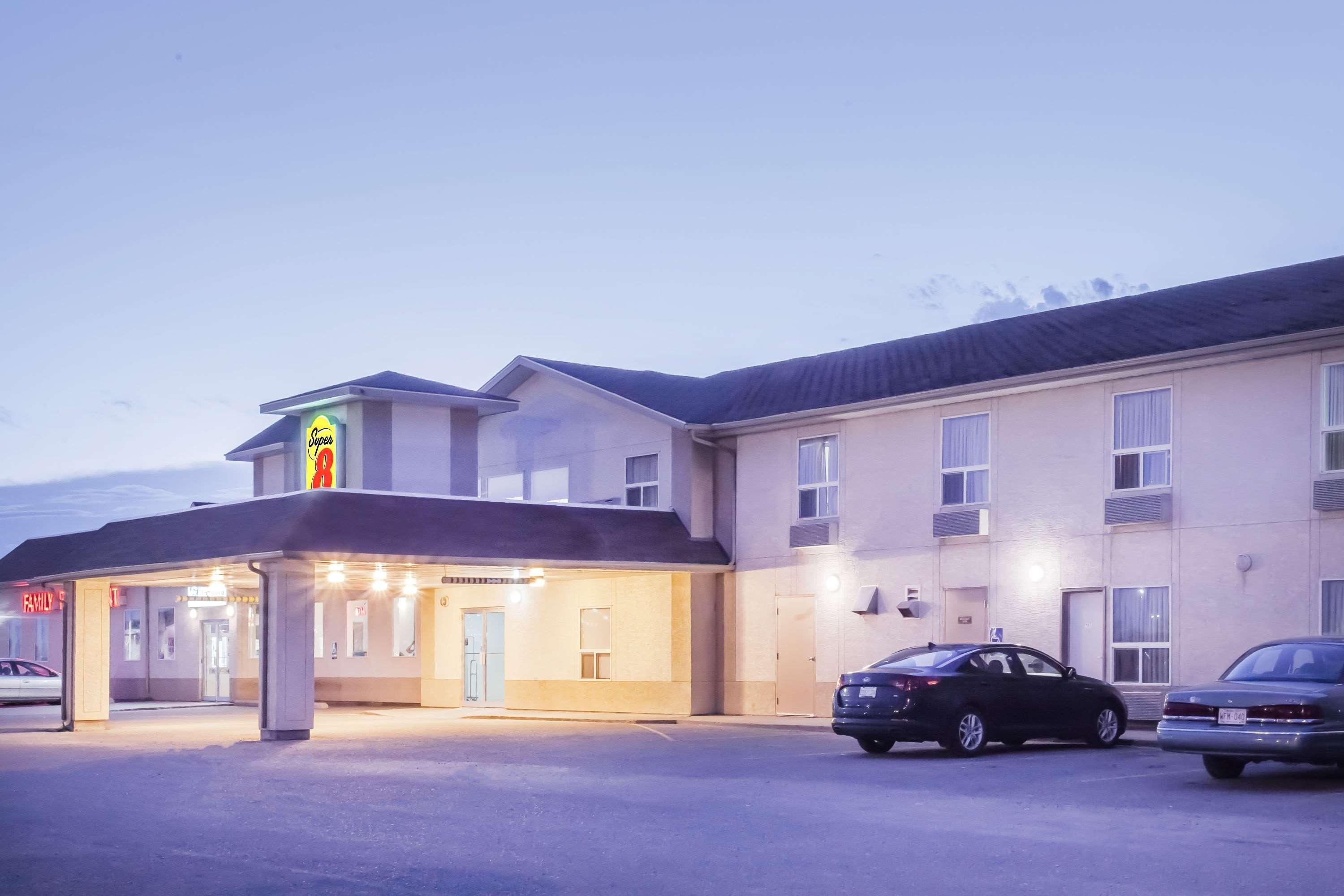 Super 8 By Wyndham Meadow Lake מראה חיצוני תמונה