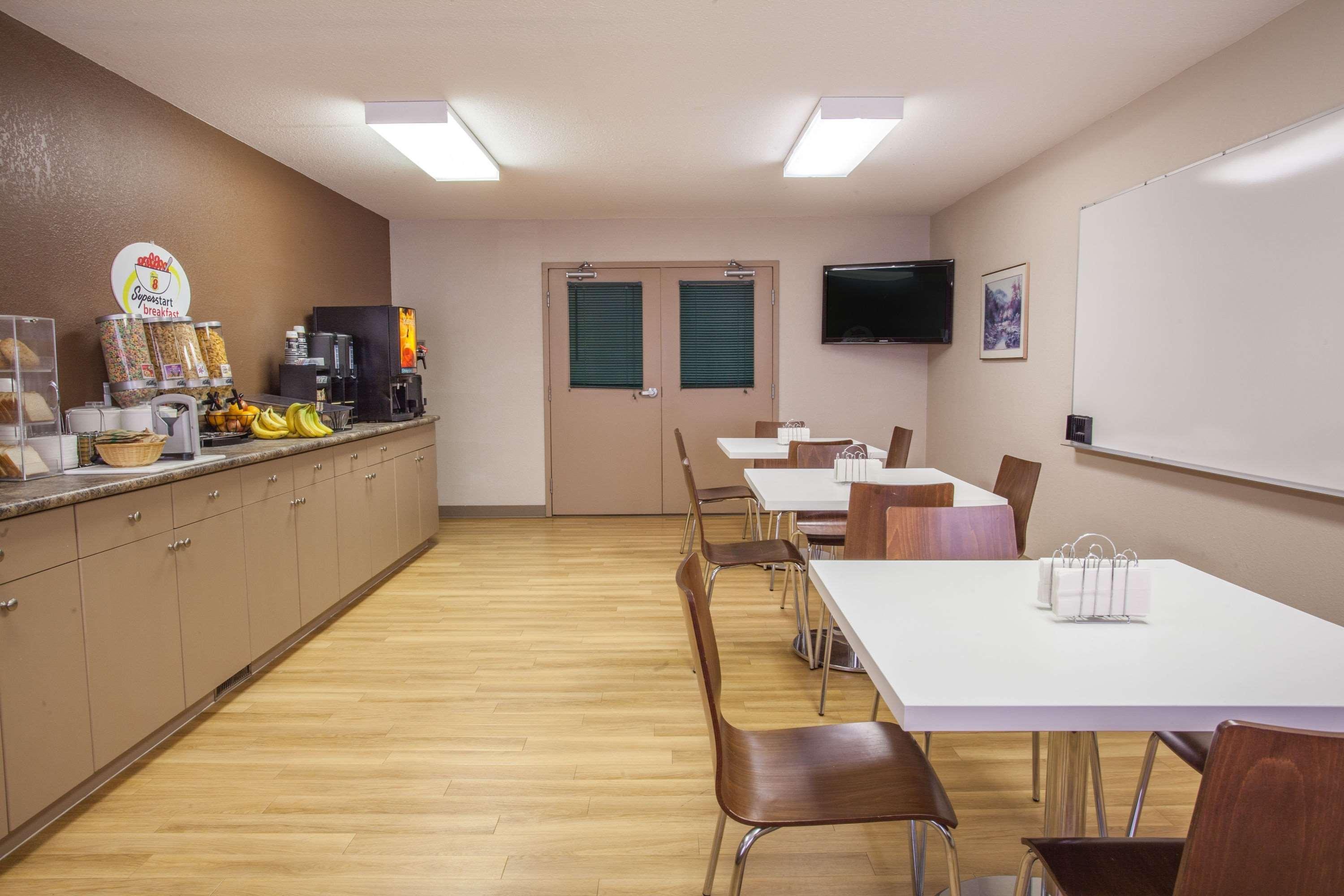 Super 8 By Wyndham Meadow Lake מראה חיצוני תמונה