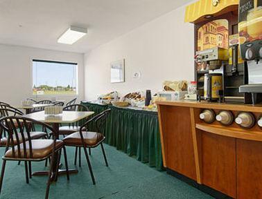 Super 8 By Wyndham Meadow Lake מסעדה תמונה